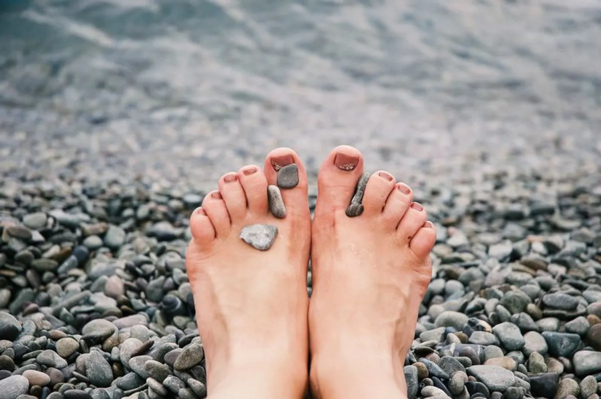 Barfuß am Strand – gesunde Füße durch konsequente Fußpflege und Fußpilz-Vorbeugung