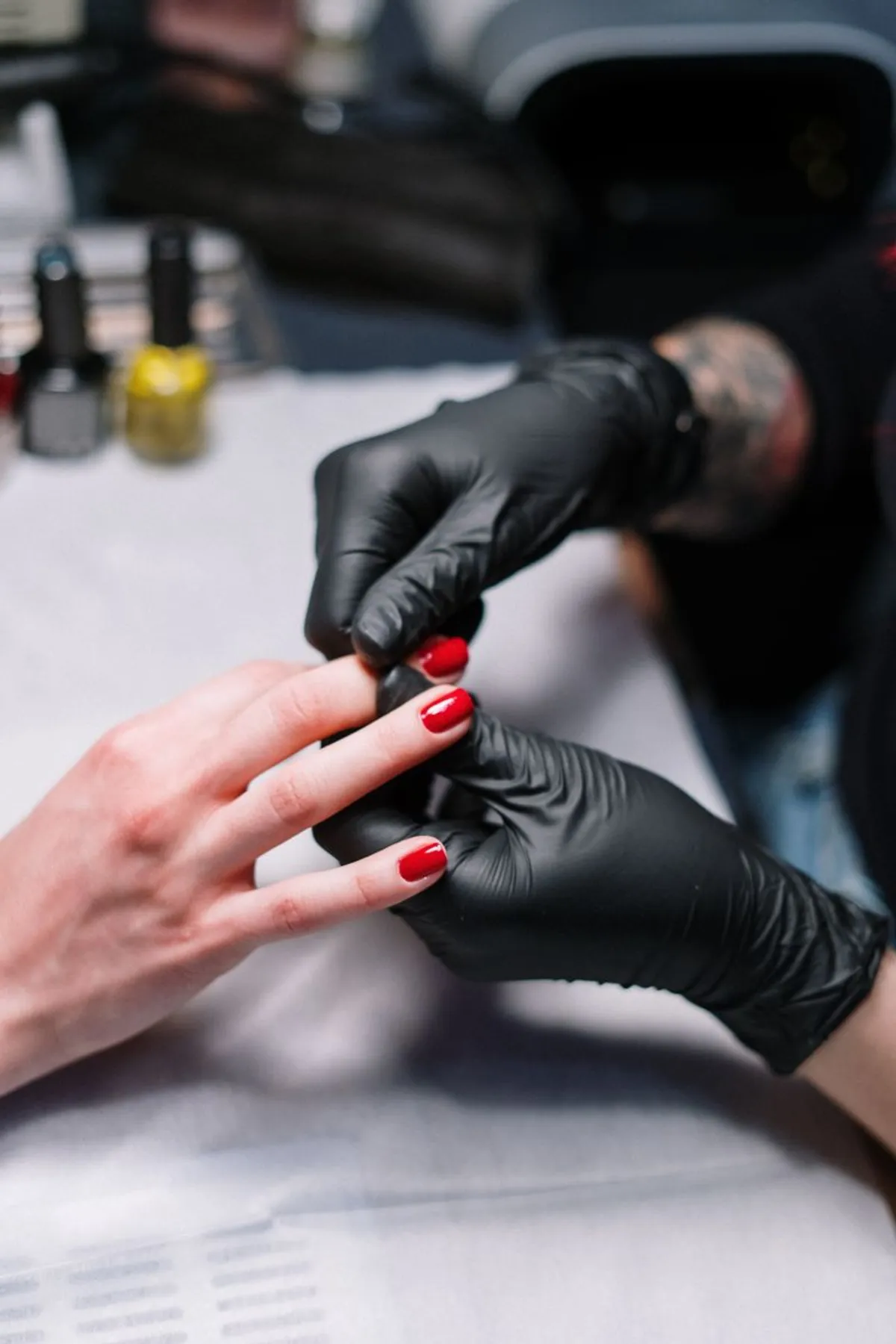 Professionelle Nagellack-Anwendung – wirkstoffhaltige Lacke sind die häufigste äußerliche Behandlung bei Nagelpilz