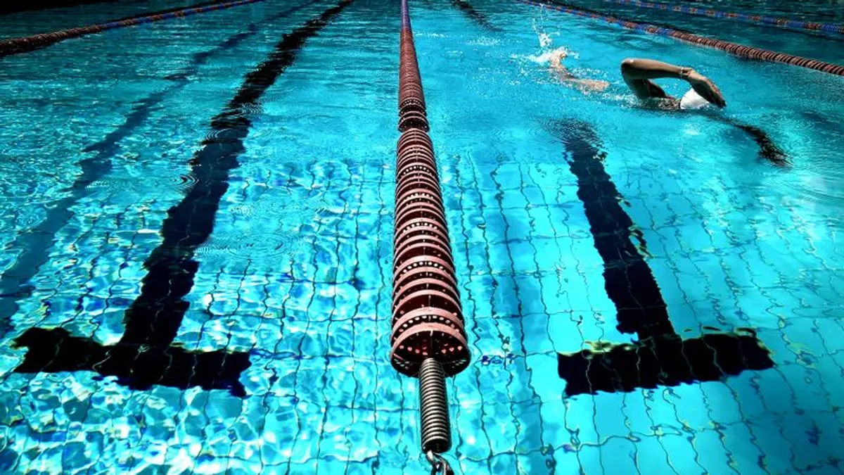 Schwimmbad – öffentliche Nassräume sind ein häufiger Ort der Nagelpilz-Übertragung