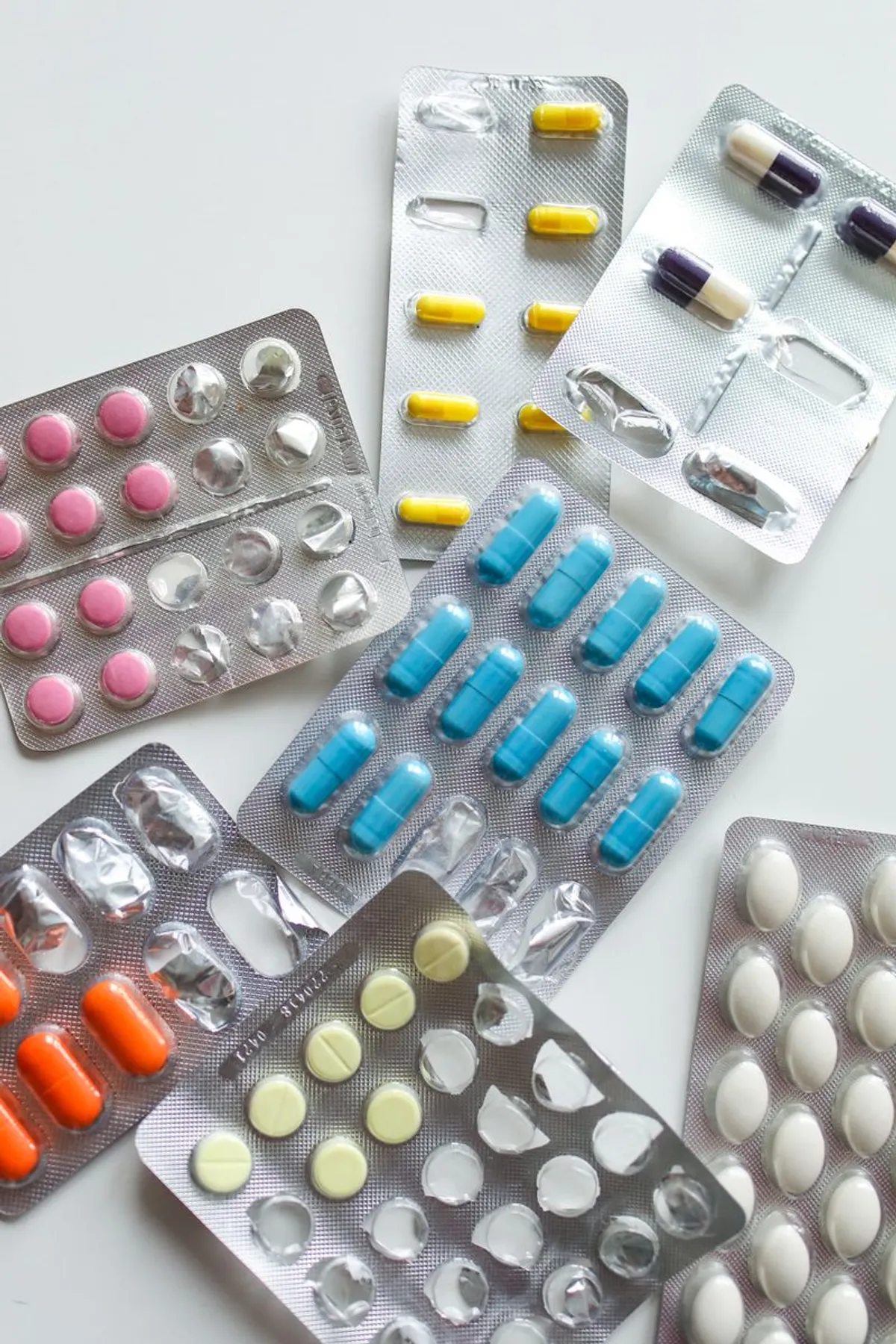 Verschiedene Tabletten und Kapseln – Nagelpilz-Tabletten sind verschreibungspflichtig und gehören in ärztliche Hände