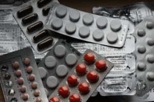Nagelpilz mit Tabletten behandeln